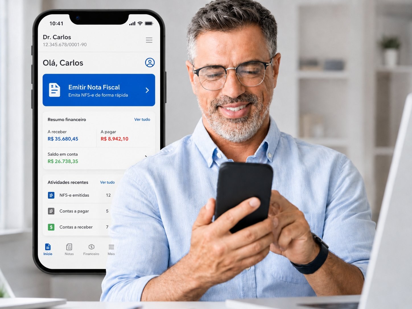 Médico utilizando o app Cuidare no celular